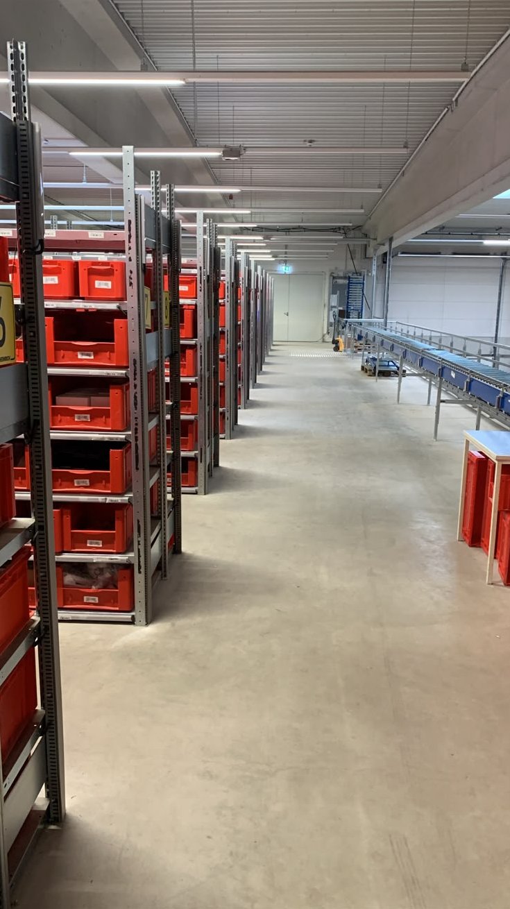 Shelving system with storage bins — HS-C. Hempelmann KG, Hanover