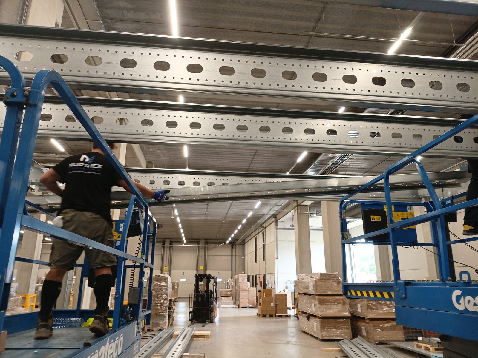 Northex installers mounting mezzanine steel beams — De Eekhoorn Dutch Furniture, Zwaag