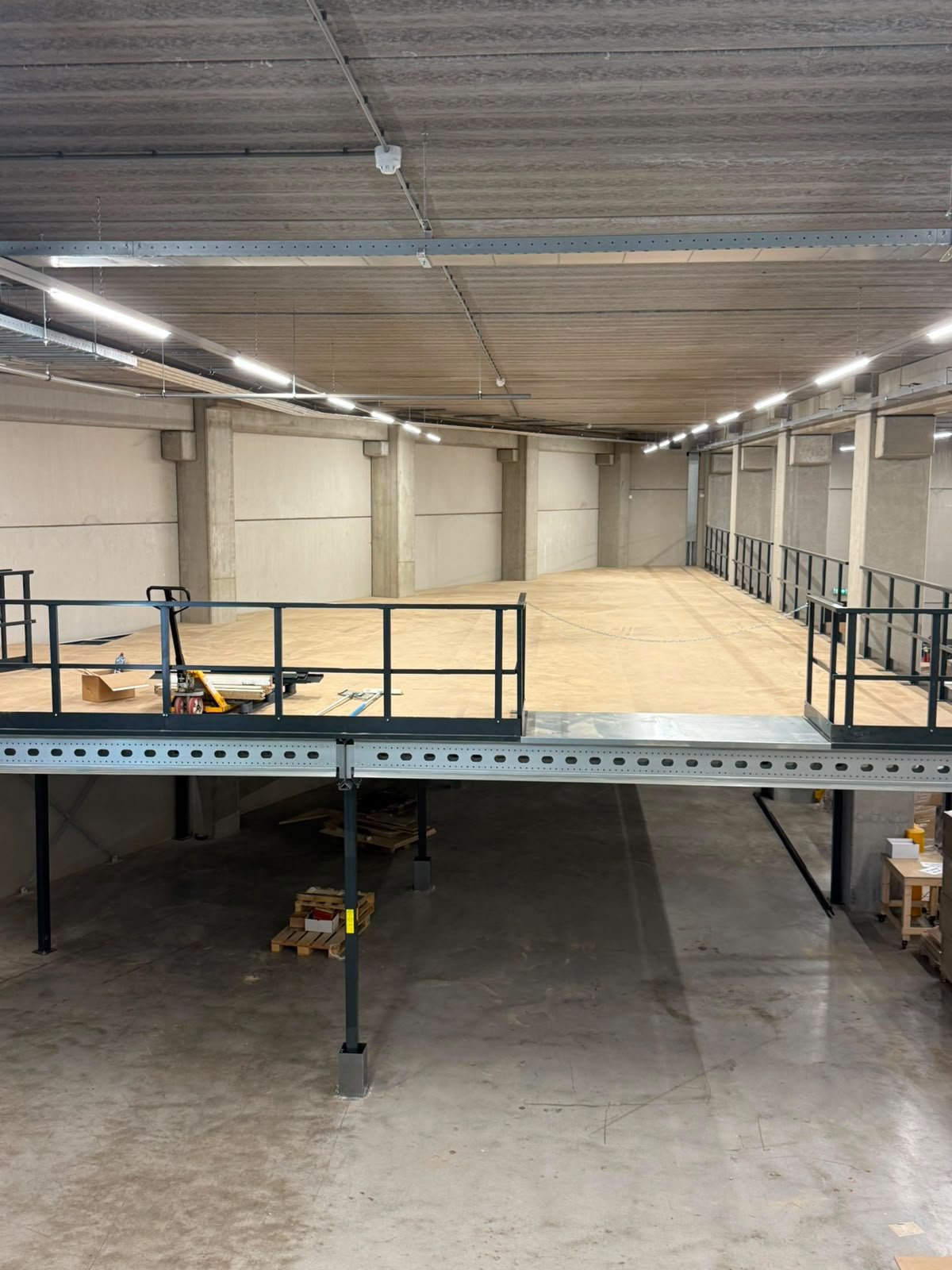 Mezzanine floor deck with railing — De Eekhoorn Dutch Furniture, Zwaag