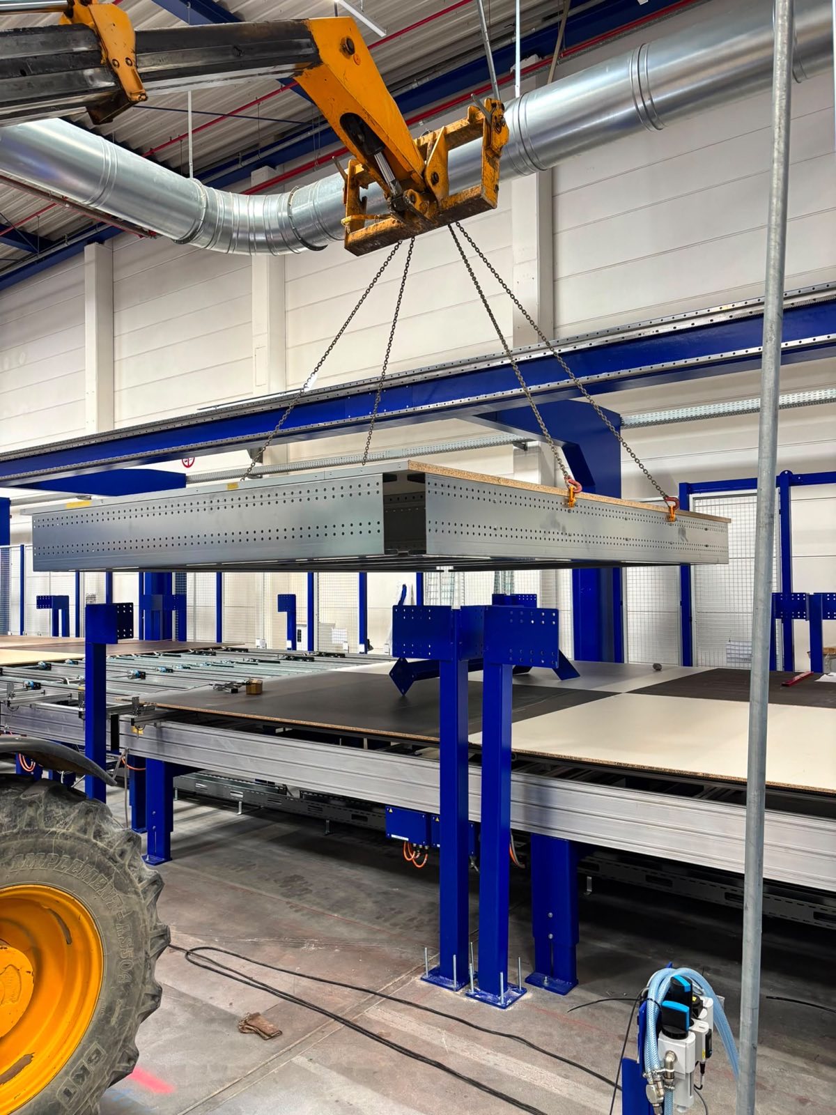 Lifting a prefabricated mezzanine platform section into place — Ballerina-Küchen, Rödinghausen