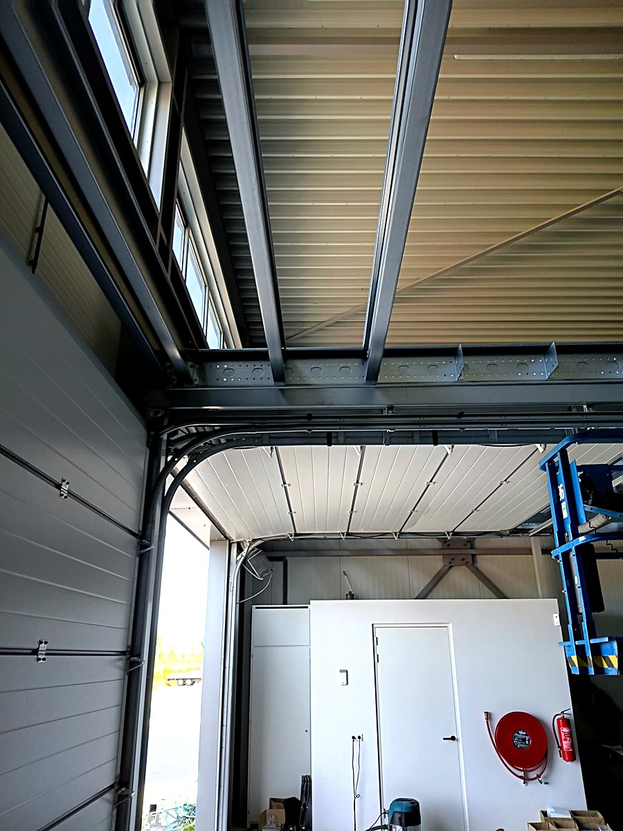 Steel mezzanine beams above the sectional door — DWB investments B.V., Purmerend