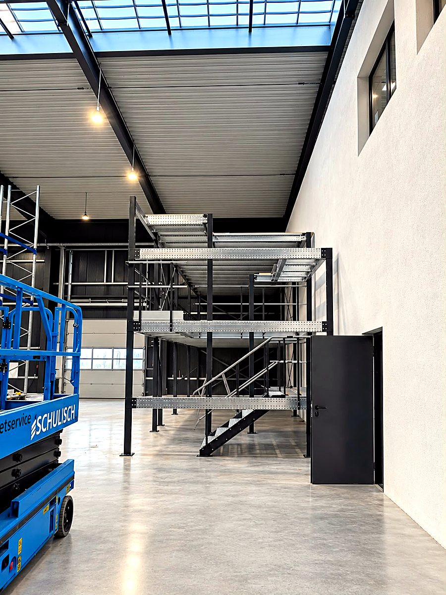 Mezzanine in the hall with scissor lift — Yido Wheels GmbH, Wedemark